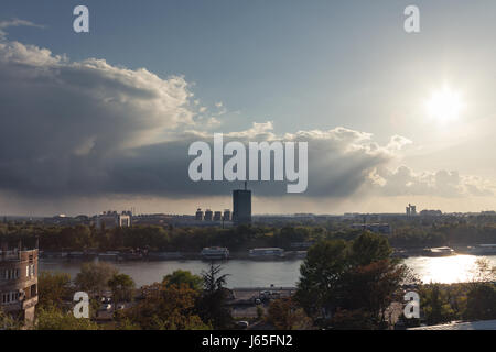 Belgrad, Serbien - 23. April 2017: Neu-Belgrad (Novi Beograd) bei Sonnenuntergang mit dem Usce Tower vor, gesehen von Kalemegdan Park Bild des neuen Stockfoto