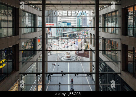 KUALA LUMPUR, MALAYSIA - AUGUST 03: Leute geht in die Mall am 3. August 2016 in Kuala Lumpur, Malaysia. Stockfoto