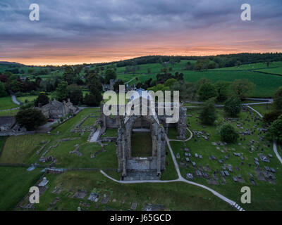 Atemberaubenden Sonnenuntergang am Bolton Abbey Priory in North Yorkshire Stockfoto