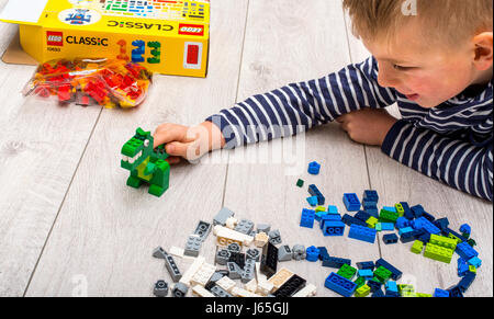 Jungen spielen mit Lego-header Stockfoto