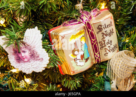 Michigan Frankenmuth, deutsche bayerische Volksgemeinschaft, Bronner's Christmas Wonderland, Stille Nacht-Gedächtniskapelle, Weihnachtsbaum, Ornament, Engel, religi Stockfoto