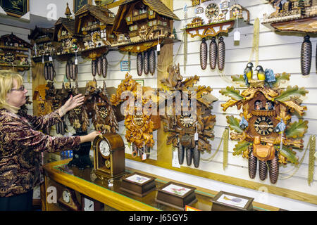 Michigan Frankenmuth, deutsche bayerische ethnische Gemeinde, Frankenmuth Uhrenfirma, Verkaufszeit anzeigen, Zeitmesser, Schwarzwälder Kuckucksuhren, geschnitztes Holz, cra Stockfoto