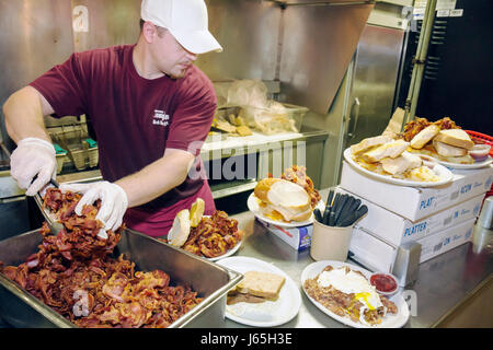 Michigan Birch Run, Tony's I 75, Restaurant Restaurants Essen Essen Essen Café Cafés, Küche, Essen, kommerzielle Küche, Edelstahl, Mann Männer männlich, line Cook, Stockfoto