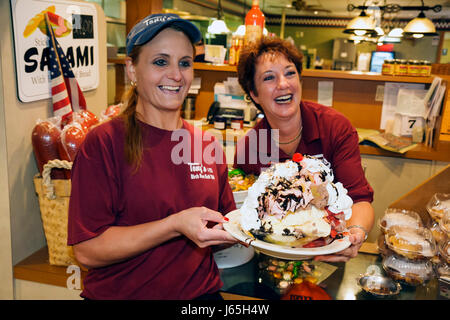 Michigan Birch Run, Tony's I 75, Restaurant Restaurants Essen Essen Essen Café Cafés, Küche, Essen, Abendessen, Frau Frauen, Kellnerin Kellner Mitarbeiter Interieur Stockfoto