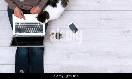Frau zu Hause arbeiten oder studieren Header mockup Stockfoto