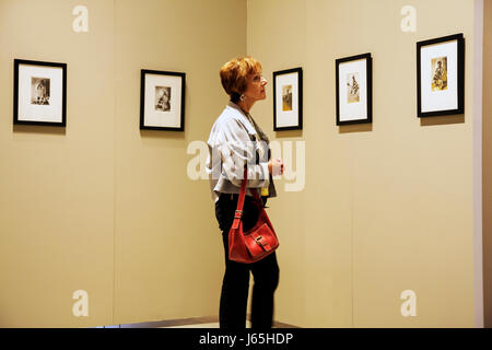 Michigan Saginaw, Saginaw Art Museum, Bildung, Ausstellung SammlungFrau weibliche Frauen, mittleren Alters, rote Haare, suchen, gerahmte Drucke, Profil, galle Stockfoto