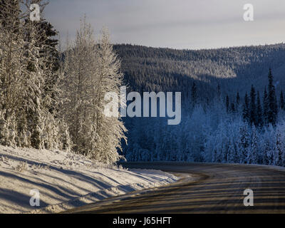 Straße, die durch Berge, Alaska Highway, Northern Rockies Regional Municipality, Britisch-Kolumbien, Kanada Stockfoto