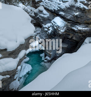 Erhöhten Blick auf Pool von Wasser, Athabasca Falls, Jasper, Jasper Nationalpark, Alberta, Kanada Stockfoto