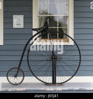 Penny Farthing Fahrrad gegen Haus auf Bürgersteig, Sherbrooke, Nova Scotia, Kanada Stockfoto