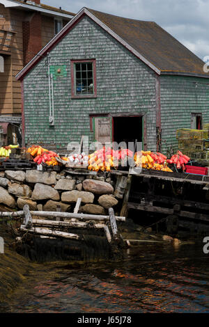 Bojen an Fischen Schuppen im Hafen West Dover, Halifax, Nova Scotia, Kanada Stockfoto