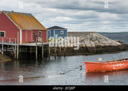Angelboot/Fischerboot vertäut am Dock, Peggys Cove, Nova Scotia, Kanada Stockfoto