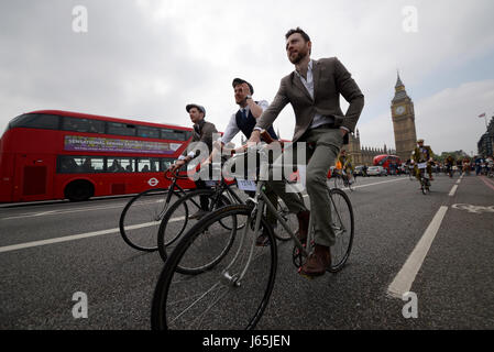 Tweed Run Radfahrer in London überqueren die Westminster Bridge und passieren die Houses of Parliament Stockfoto