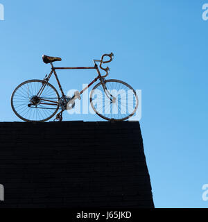 Niedrigen Winkel Blick auf dem Fahrrad auf einem Dach, North Rustico, Prince Edward Island, Canada Stockfoto