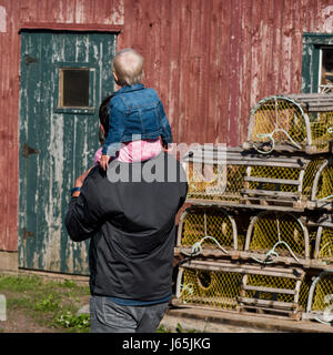 Vater Holding Kleinkind auf Schulter beim Fischen zu vergießen, North Rustico, Prince Edward Island, Canada Stockfoto