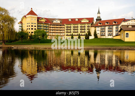 Michigan Frankenmuth, Bavarian Inn, Lodge, deutsche ethnische Gemeinschaft, Gebäude, Hotel, See, Reflexion, Turm, MI090507115 Stockfoto