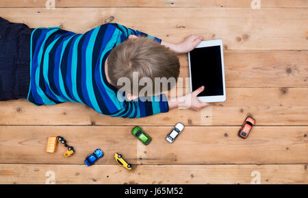 Ansicht von oben-Header der junge spielt mit TabletPC Stockfoto