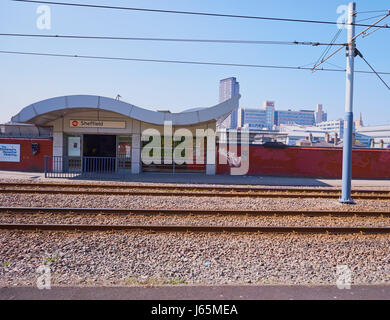 Sheffield-Bahnhof mit Sheffield Hallam University im Hintergrund, South Yorkshire, England Stockfoto