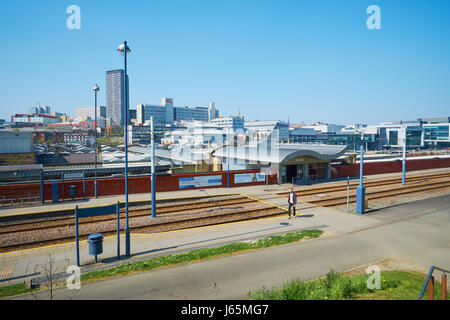 Sheffield Stadtansicht mit Bahnhof und Straßenbahn verfolgt, Sheffield, South Yorkshire, England Stockfoto