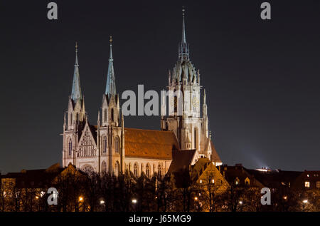 historische Bayern München Kirchturm Wahrzeichen Gebäude in der Nacht historische Kirchen Stockfoto