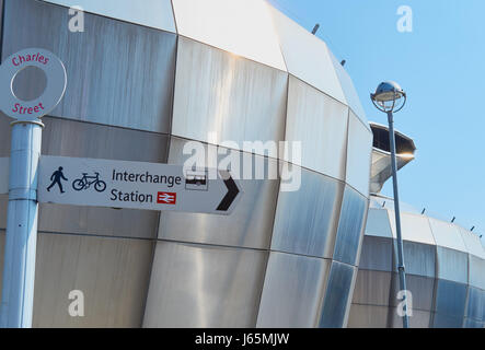 Edelstahl-Trommeln der Sheffield Hallam University Student Union (von Nigel Coates), Sheffield, South Yorkshire, England Stockfoto