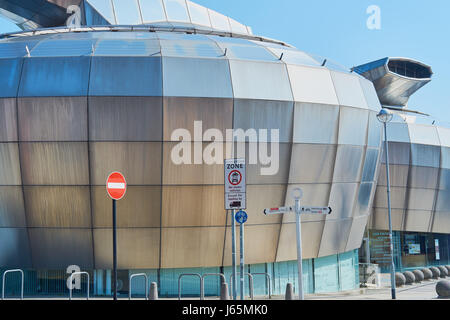 Edelstahl-Trommeln der Sheffield Hallam University Student Union (von Nigel Coates), Sheffield, South Yorkshire, England Stockfoto