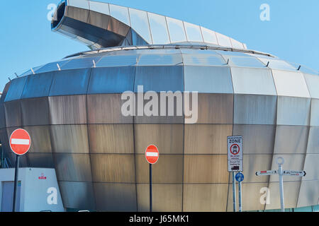 Edelstahl-Trommeln der Sheffield Hallam University Student Union (von Nigel Coates), Sheffield, South Yorkshire, England Stockfoto