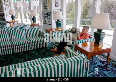 Mackinac Island Michigan, Historic State Parks Park Mackinaw, Straits of, Lake Huron, Grand, Hotel, erbaut 1887, viktorianisch, Lobby, weibliche Frauen, Sofa, Streifen Stockfoto