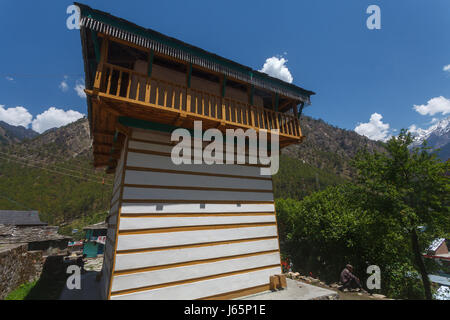 Ein kleiner Tempel im traditionellen Stil der Kath kuni-Architektur, typisch für die Region Himachal Pradesh in Nordindien Stockfoto