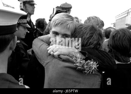 AJAXNETPHOTO. 19. JUNI 1982 - PORTSMOUTH, ENGLAND. -NACH HAUSE KOMMT ENDLICH - SEGLER AUS DER SHEFFIELD-KLASSE (TYP 42/1 & 2) ZERSTÖRER HMS GLASGOW EIN HERZLICHES WILLKOMMEN AUF BRUNNEN SEE STEG AM HAFEN, WENN DIE BOMBE KRIEGSSCHIFF BESCHÄDIGT VON DEN FALKLAND-INSELN. FOTO: JONATHAN EASTLAND/AJAX ZURÜCKGEGEBEN.  REF: 821906 28. Stockfoto