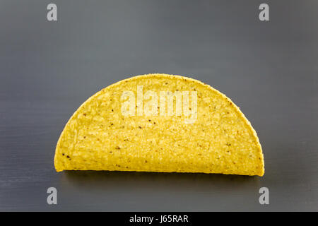 Gelber Mais Taco-Schalen auf einem grauen Hintergrund. Stockfoto