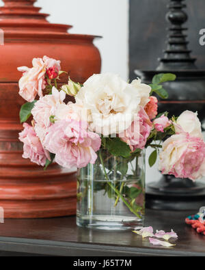 Schneiden Sie Rosen in vase Stockfoto