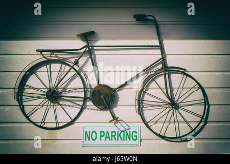 ein kein Parkin-Signal in der Garage Tür und Antik Fahrrad hängen Stockfoto