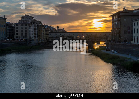 Der Ponte Vecchio bei Sonnenuntergang in Florenz, Italien Stockfoto