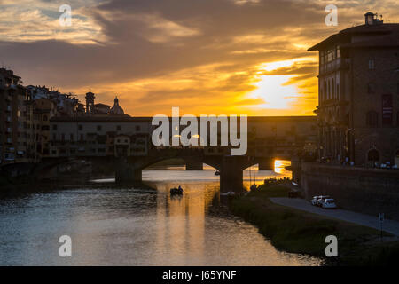 Der Ponte Vecchio bei Sonnenuntergang in Florenz, Italien Stockfoto