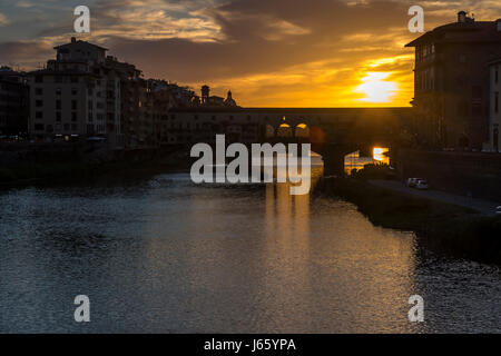 Der Ponte Vecchio bei Sonnenuntergang in Florenz, Italien Stockfoto