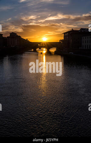 Der Ponte Vecchio bei Sonnenuntergang in Florenz, Italien Stockfoto