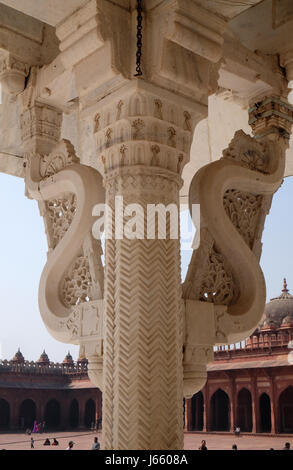 Schöne Steinmetzarbeiten an der Wand in Fatehpur Sikri Komplex, Uttar Pradesh, Indien am 15. Februar 2016. Stockfoto