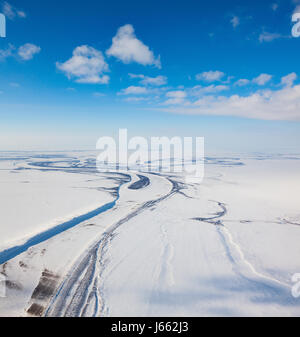 Fluss im Winter Tundra von oben Stockfoto