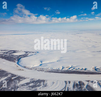 Fluss im Winter Tundra von oben Stockfoto