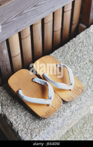 Higgins ondergronds Moederland Geta oder traditionelle japanische Schuhe, eine Art von Flip-flops oder  Sandalen mit einem erhöhten Holzsockel statt auf den Fuß mit einem Stoffband  Tanga Stockfotografie - Alamy