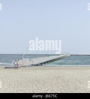 CONSTANTA, Rumänien - 16. September 2016: Die Brücke über Schwarzes Meer, Küste und Meer mit blauem Wasser und goldenen Sand. Stockfoto