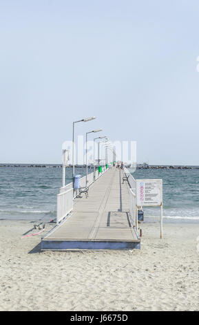 CONSTANTA, Rumänien - 16. September 2016: Die Brücke über Schwarzes Meer, Küste und Meer mit blauem Wasser und goldenen Sand. Stockfoto