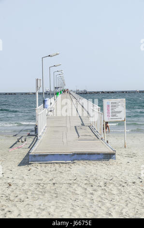 CONSTANTA, Rumänien - 16. September 2016: Die Brücke über Schwarzes Meer, Küste und Meer mit blauem Wasser und goldenen Sand. Stockfoto