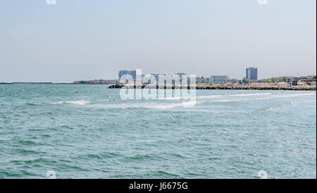 CONSTANTA, Rumänien - 16. September 2016: Das Schwarzmeer, Küste und Meer mit blauem Wasser und goldfarbenem Sand, Hotels. Stockfoto