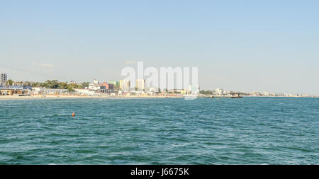 CONSTANTA, Rumänien - 16. September 2016: Das Schwarzmeer, Küste und Meer mit blauem Wasser und goldfarbenem Sand, Hotels. Stockfoto