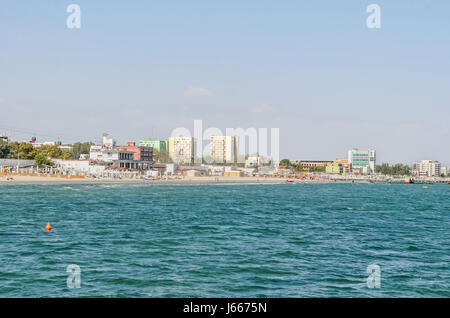 CONSTANTA, Rumänien - 16. September 2016: Das Schwarzmeer, Küste und Meer mit blauem Wasser und goldfarbenem Sand, Hotels. Stockfoto