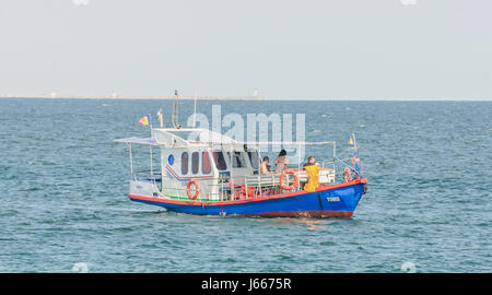 CONSTANTA, Rumänien - 16. September 2016: Boot am Schwarzen Meer mit Touristen, blauen Wasser. Stockfoto