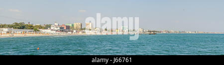 CONSTANTA, Rumänien - 16. September 2016: Das Schwarzmeer, Küste und Meer mit blauem Wasser und goldfarbenem Sand, Hotels. Stockfoto