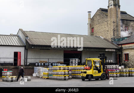 Theakston Brauerei mit bierfässern im Hof draußen. Masham, Wensleydale, North Yorkshire, England, Großbritannien, Großbritannien Stockfoto