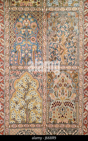 Teppich aus Wolle und Seide von klassischem Design, Delhi, Indien am 13. Februar 2016. Stockfoto